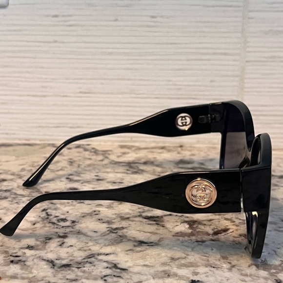 Gucci oversized square Stylish Black Sunglasses - Picture 3 of 6